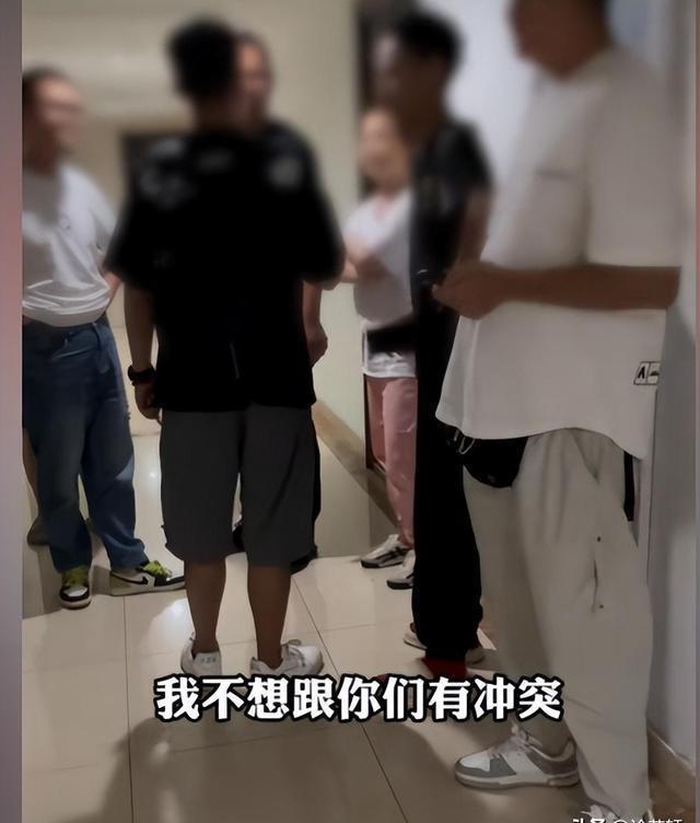 宾馆民宿偷拍揭秘，性侵犯与黑暗交易链