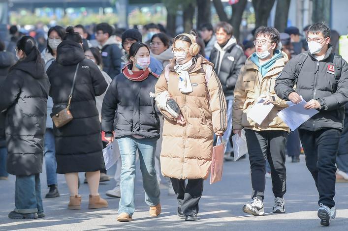 2025年考研初试，300多万考生冬至日走进考场