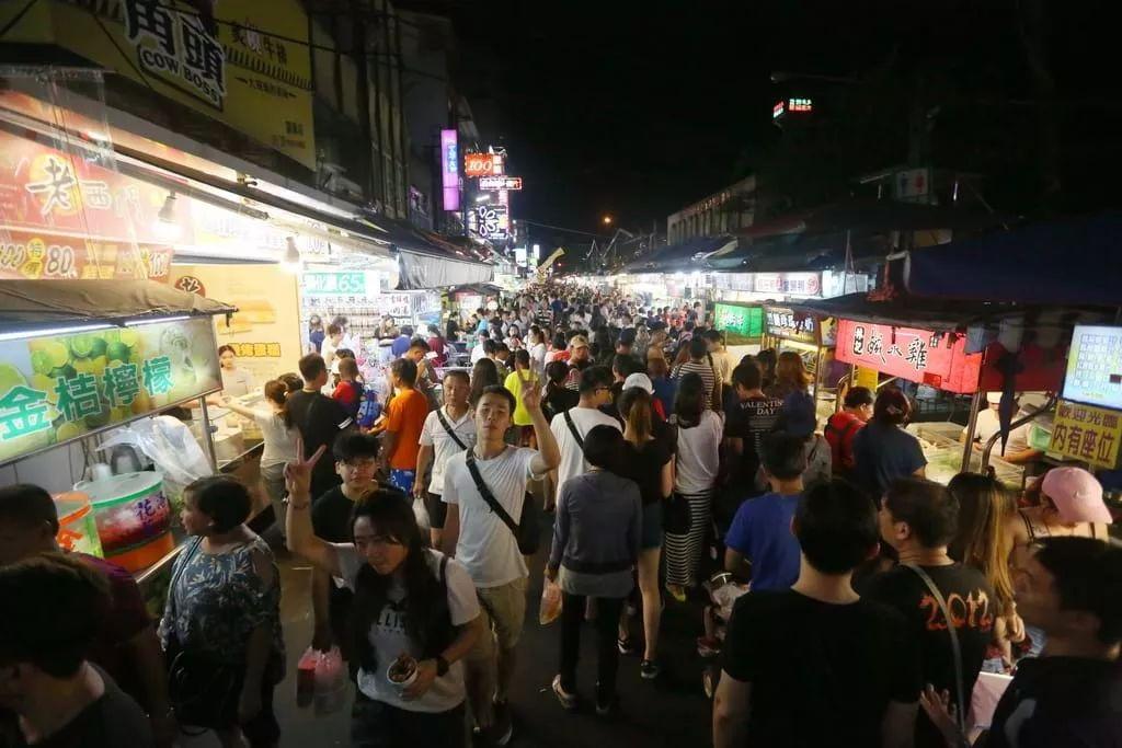 小学生组团看电视的鞋店改小吃店